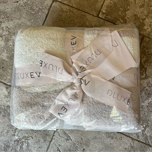 dluxev blanket throw cream and white